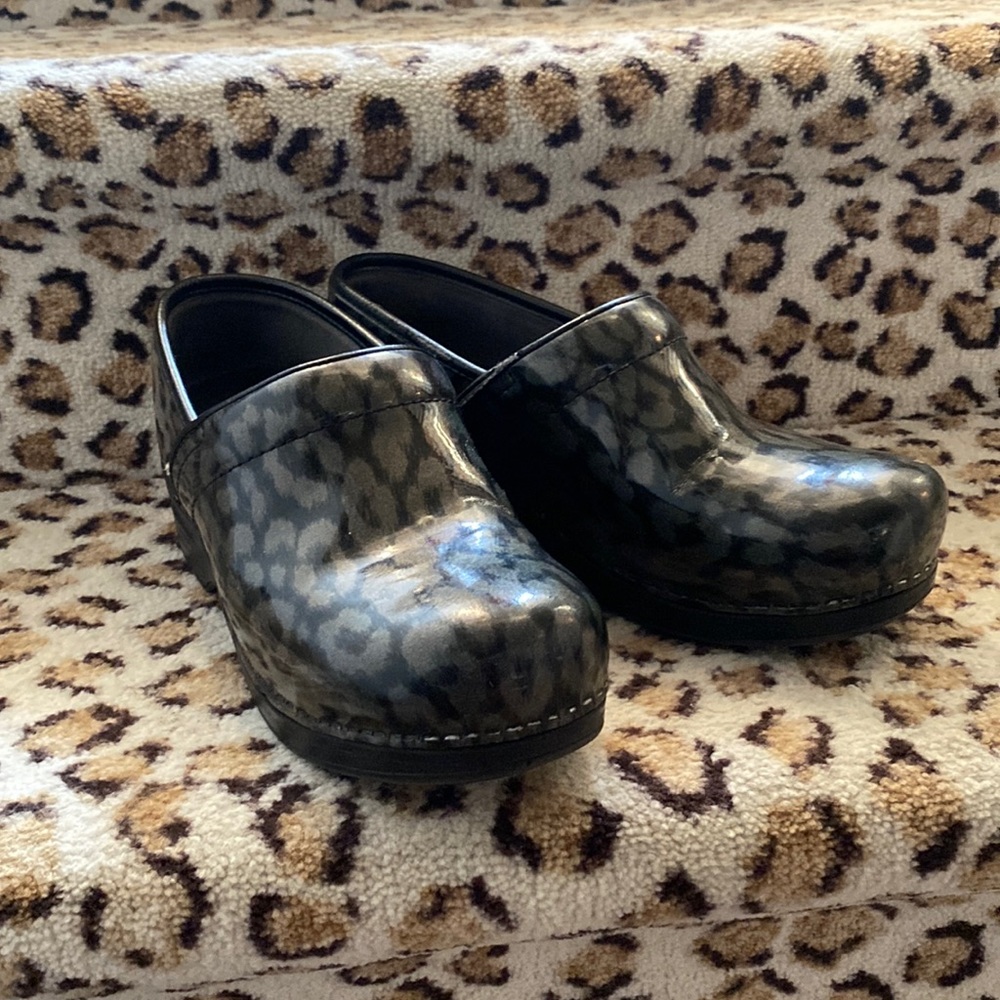 Dansko sz 38 silver metallic leopard